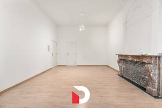 Deze assistentiewoning bevindt zich in hartje Brugge, in de prestigieuze residentie "Ten Eeckhoute". De ligging is bijzonder centraal, op wandelafstand van de Markt, de Burg, de Dijver en tal van andere bezienswaardigheden. Het domein strekt zich uit over meer dan 1 hectare en beschikt over één van de grootste en meest idyllische privé-tuinen binnen de historische stadskern.<br /><br />Het appartement zelf is gelegen op de eerste verdieping, en geniet van een prachtig frontaal uitzicht over de tuin, zowel vanuit de leefruimte als vanop het zonnige, aangename terras.<br /><br />De indeling omvat een inkomhal met toilet, een zeer lichtrijke leefruimte met aansluitende de keuken, slaapkamer, en een badkamer met inloopdouche en lavabo. De praktische inrichting zorgt voor een comfortabel woongevoel.<br /><br />Bij de prijs is een kelderberging inbegrepen. Daarnaast bestaat de mogelijkheid om een ondergrondse garagebox bij aan te kopen voor € 50.000.<br /><br />Voor meer informatie over dit unieke aanbod kan u terecht via www.delbecque.immo.