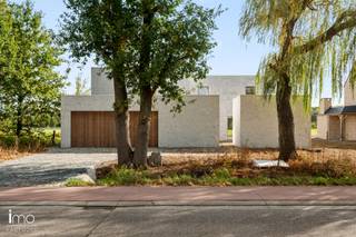 <p>Ontdek deze exclusieve, moderne nieuwbouwvilla op een royaal perceel van meer dan 40 are, gelegen in het groene Rijmenam, op de grens met Boortmeerbeek.<br />Geniet achteraan van een prachtig, vrij uitzicht over agrarisch gebied, ideaal voor dierenliefhebbers of voor wie houdt van rust, ruimte en een groene omgeving.<br /><br />Deze energieneutrale en toekomstgerichte villa wordt opgeleverd bij akte (± 4 maanden) en is uitgerust met verschillende moderne technieken zoals geothermie met vloerverwarming en -koeling. De villa wordt volledig afgewerkt met duurzame en hoogwaardige materialen voor een uiterst luxueuze uitstraling. Ook de tuin zal worden aangelegd, zodat u meteen zorgeloos kunt intrekken.<br /><br />Ontdek deze villa nu al via de grondplannen en video’s op onze website: www.imovastgoed.be<br />Alle vermelde prijzen zijn exclusief btw (21% op de constructie, 12% op de grondwaarde).<br />Inclusief BTW €1.443.150,00<br /><br />Voor meer informatie of een bezoek kunt u ons steeds contacteren op het nummer 015/21.21.21 of via olivier.lievens@imovastgoed.be.<br />En als u zich afvraagt wat uw eigen woning waard is, neem dan gerust contact op voor een gratis waardebepaling.</p>