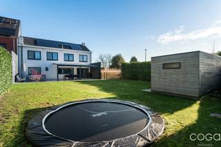 Mooi gerenoveerde woning, halfopen bebouwing op 556m². Het eigendom is rustig gelegen kortbij het dorp van Sint-Lenaarts, winkels en openbaar...