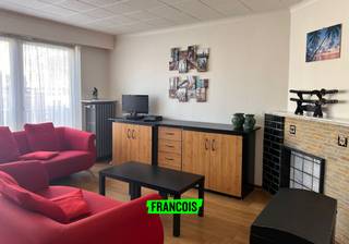 Ontdek dit ruim en lichtrijk appartement te huur in het centrum van Ieper, ideaal voor wie comfortabel wil wonen op een topligging nabij alle voorzieningen.<br /><br />Deze instapklare woning verwelkomt u met een aangename leefruimte waar natuurlijk licht overvloedig binnenvalt. Aansluitend bevindt zich een functionele keuken, uitgerust met oven, fornuis en koelkast. Het appartement beschikt over twee volwaardige slaapkamers, waarvan één met toegang tot het ruim, zonnig terras waar het heerlijk vertoeven is. Daarnaast is er een extra bureauruimte, perfect voor thuiswerk of hobby. De badkamer is uitgerust met een douche in bad en lavabo, aangevuld met een apart toilet voor extra comfort. Dankzij de ligging in het centrum van Ieper, vlakbij scholen, supermarkten en openbaar vervoer, geniet u hier van een vlotte bereikbaarheid en alle faciliteiten binnen handbereik. Bovendien is er gratis parkeergelegenheid in de nabije omgeving.<br /><br />Dit appartement is beschikbaar vanaf 1 juli 2026. De gemeenschappelijke kosten bedragen € 50 per maand.<br /><br />Interesse in deze ruime gezinswoning te huur in het centrum van Ieper? Vraag vandaag nog uw bezoek aan via Immo Francois en laat u verrassen door de troeven van deze eigendom.<br /><br />Woning verkopen of verhuren in Ieper? Vraag je gratis schatting aan bij Immo Francois via ieper@immofrancois.be<br /><br />