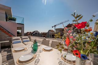Een penthouse met 3 slaapkamers én een riant zonneterras nabij het Rubensplein en de zee komt maar zelden te koop!<br /><br />Op de vijfde verdieping bevindt zich een ruime en lichtrijke leefruimte met directe toegang tot het ruime zuidgerichte zonneterras. De woonkamer sluit naadloos aan op de open keuken met eetruimte, waardoor een sfeervolle en uitnodigende leefomgeving ontstaat.<br /><br />De zesde verdieping omvat drie volwaardige slaapkamers, waarvan de master bedroom beschikt over een ensuite badkamer. Daarnaast is er een afzonderlijke douchekamer aanwezig, wat zorgt voor extra comfort en privacy. <br />Ook is er een kelderberging inbegrepen en een fietsenberging.<br /><br />Plan nu uw bezoek in voor deze unieke opportuniteit! <br /><br />Stedenbouwkundig uittreksel en maatregelenregister in aanvraag.<br /><br />Aarzel niet om ons te contacteren voor meer info: tel. : 050 62 44 14 of via Knokke@immax.be