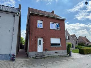 <p><span>OP TE FRISSEN WONING MET 3 SLAAPKAMERS EN TUIN</span></p><p><span> </span></p><p><span>Richtprijs: 199.000 euro</span></p><p><span> </span></p><p><span>Deze woning is gelegen in het rustige Atembeke en in de nabijheid van winkels en openbaar vervoer.</span></p><p><span> </span></p><p><span>Op het gelijkvloers treft u de inkomhal, living, eetruimte en de ingerichte open keuken.</span></p><p><span>Verder treft u nog de badkamer met douche, lavabo en toilet en de kelder.</span></p><p><span> </span></p><p><span>Op de eerste verdieping treft u 3 slaapkamers en een ruimte voor creëren van een 2de badkamer.</span></p><p><span> </span></p><p><span>Op de tweede verdieping vindt u de zolder. Deze biedt de mogelijkheid voor het creëren van 2 extra slaapkamers.</span></p><p><span> </span></p><p><span>Achteraan de woning treft u de aangename tuin en een berging.</span></p><p><span> </span></p><p><span>De woning is voorzien van dubbele beglazing in PVC en wordt verwarmd met centrale verwarming op aardgas en een houtkachel </span></p><p><span> </span></p><p><span>Ideale starterswoning !!! </span></p><p><span> </span></p><p><span>Voor meer info of bezoek bel Louis op 0472/29.25.04 of mail naar louis@svena.be</span></p><p><span> </span></p><p><span>Deze gegevens zijn louter informatief en wij kunnen niet aansprakelijk gesteld worden voor eventuele onjuistheden. </span></p><p><span>De bewoonbare oppervlakte is slechts indicatief.</span></p>