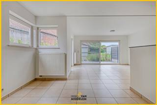 Immo Van Middelem vend cette maison très bien située et parfaitement entretenue de +/- 217 m² avec 3 chambres, jardin et garage, située au centre...