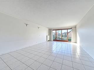 Doorloopappartement gelegen op enkele minuten van het centrum van Sint-Idesbald. Indeling: inkomhal, living met eetkamer, terras aan voorzijde, ingerichte keuken met bergruimte, afzonderlijk toilet, badkamer, twee slaapkamers, terras achteraan. Inclusief private berging. Mogelijkheid tot aankoop ruime garage (nr 30 - 9,33m diepte: 50.000 euro). Ref. Viertorre GV03