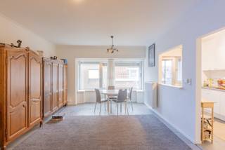 In een rustige straat te Heist-aan-Zee, vlakbij de Markt, de Zeedijk en het Heldenplein, verkopen wij dit verzorgd appartement voorzien van...