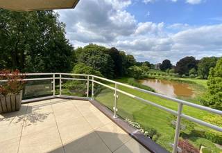 <p><span>Appartement met uniek uitzicht op parkdomein “Wilaard” nabij het centrum van Kapellen!</span></p><p><span> </span></p><p><span>Ontdek dit exclusief appartement van ca. 178 m², gelegen in een prachtig en rustig parkdomein op een steenworp van het centrum van Kapellen. Dit ruime en lichtrijke appartement beschikt o.a. over een leefruimte, eetkamer, volledig uitgeruste keuken, drie slaapkamers, twee ingerichte badkamers en twee ruime terrassen met adembenemend zicht op het groen.</span></p><p><span> </span></p><p><span>De toegang tot het domein verloopt via een automatische poort, gevolgd door een lange oprijlaan naar het appartementsgebouw, waar ruime parkeergelegenheid voorzien is. De centrale inkomhal met trap en lift biedt vlotte toegang tot het appartement.</span></p><p><span> </span></p><p><span>INDELING</span></p><p><span> </span></p><p><span>Op de gelijkvloerse verdieping bevindt zich de inkomhal voorzien van een gastentoilet. Vanuit de inkomhal heeft u toegang tot de lichtrijke leefruimte met open haard. Deze biedt directe toegang tot het terras (voorzien van zonneluifels) met een prachtig uitzicht op het parkdomein. Aansluitend bevindt zich de eetkamer en een volledig uitgeruste keuken, voorzien van een koelkast met vriesvak, keramisch kookvuur met dampkap, vaatwasser en een dubbele spoelbak. Verder zijn er op deze verdieping twee slaapkamers, waarvan één momenteel is ingericht als bureau, en een ingerichte badkamer.</span></p><p><span> </span></p><p><span>Op de eerste verdieping bevindt zich een royale slaapkamer met een ensuite badkamer en toegang tot het dakterras, waar u kan genieten van een indrukwekkend uitzicht over het domein. </span></p><p><span> </span></p><p><span>In de ondergrondse garage beschikt het appartement over een privatieve autostaanplaats (optioneel mee aan te kopen voor € 20.000), evenals een praktische kelderberging (inbegrepen in de vraagprijs).</span></p><p><span> </span></p><p><span>Bijzonderheden:</span></p><p><span>- Recent vernieuwd aan het gebouw: dak, terrassen en videofoons</span></p><p><span>- Gelegen op een gegeerde locatie, midden in een rustige en groene omgeving, maar toch vlak bij het centrum van Kapellen. </span></p><p><span>- De grote raampartijen en ruime terrassen zorgen voor een uitzonderlijk wooncomfort met een schitterend zicht op het park. </span></p><p><span>- Kelderberging aanwezig </span></p><p><span>- Ondergrondse autostaanplaats aanwezig (optioneel mee aan te kopen voor € 20.000)</span></p><p><span>- Het appartement heeft een EPC C-label en is asbestveilig. </span></p><p><span>- De vermelde oppervlaktes zijn indicatief en gebaseerd op het EPC.</span></p><p><span> </span></p>