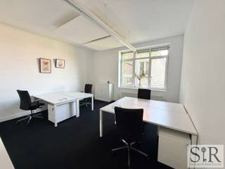 <p>In het hart van Mechelen, in een karaktervol historisch pand, ontdek je deze stijlvolle kantoorruimte in het Ondernemershuis. Een rustige werkplek, omringd door het bruisende stadsleven – waar ondernemen, connecteren en professioneel groeien hand in hand gaan.</p>
<p>Deze instapklare ruimte is perfect voor zelfstandigen of kleine teams die op zoek zijn naar uitstraling én comfort. Denk aan een advocaten- of boekhoudkantoor, creatieve studio of dienstverlener. Gelegen op wandelafstand van het station en met parkings in de buurt is dit kantoor vlot bereikbaar.</p>
<p>Het kantoor is open, lichtrijk en straalt rust en professionaliteit uit. Via de gemeenschappelijke inkomhal bereik je een private ruimte met hoge plafonds, grote ramen en een aangename sfeer. Er is een uitgeruste kitchenette en gedeeld sanitair.</p>
<p>Bemeubeld, afgewerkt met kwaliteitsvolle materialen en voorzien van snel internet. Vergaderruimte beschikbaar indien gewenst. Inclusief nutsvoorzieningen, internet, schoonmaak en toegang tot gedeelde delen. Met camerabewaking en toegangscontrole.</p>
<p>Kantoorruimtes van 1 tot 8 personen, vanaf €790/maand excl. 21% btw. Interesse? Bel 015 65 50 05 of mail info@immosir.be.</p>