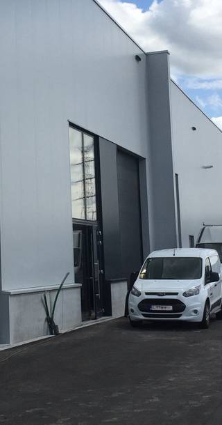 Magazijnruimte met een oppervlakte van 390 m² te huur, strategisch gelegen aan de Halfstraat 5 in Aartselaar. Deze functionele unit bevindtzich op...