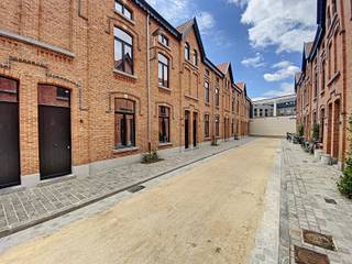<strong>BEZOEK ENKEL AANVRAGEN VIA IMMODAVINCI.BE</strong><br /><br /><span><span><strong>LIGGING</strong></span></span>:<br /><span>Deze woning is gelegen in een charmante straat dewelke deel uitmaakt van een karaktervolle buurt met een authentieke Gentse uitstraling. Het pand bevindt zich op wandelafstand van de Vlaamsekaai, de Visserij en het geliefde Keizerpark. </span><span>Vanuit de woning bereikt u in enkele minuten het bruisende stadscentrum, terwijl u tegelijk geniet van een rustige woonomgeving met tal van buurtwinkels, scholen, horecazaken en recreatiemogelijkheden in de onmiddellijke omgeving. </span><span>Dankzij de gunstige verbindingen naar de stadsring en de belangrijkste invalswegen geniet u bovendien van een uitstekende bereikbaarheid, zowel met de wagen als met het openbaar vervoer.</span><br /><br /><span><strong>INDELING</strong></span>:<br /><span>Bij het betreden van de woning wordt u verwelkomd in een gezellige en lichtrijke leefruimte die naadloos overgaat in de volledig geïnstalleerde open keuken. Deze aangename leefomgeving vormt het hart van de woning en biedt alle comfort voor het dagelijkse leven. </span><span>Op de eerste verdieping bevindt zich een ruime slaapkamer, aangevuld met een verzorgde badkamer uitgerust met een douche en toilet. De tweede verdieping herbergt een volwaardige, extra ruime slaapkamer die tal van mogelijkheden biedt. </span><span>Deze charmante citéwoning onderging een totaalrenovatie waarbij hedendaags wooncomfort perfect werd gecombineerd met het behoud van authentieke elementen en karaktervolle details. </span><span><br /></span><br />Huurprijs: 1.000 euro/maand<br />EPC: 155 kWh/m2<br />Beschikbaar vanaf 1/9/2026<br />Domicilie VERPLICHT<br /><br /><strong>BEZOEK ENKEL AANVRAGEN VIA IMMODAVINCI.BE</strong>