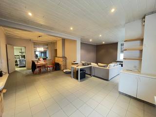 Unieke eigendom met enorm potentieel: een ruime gezinswoning met bijhorende horecazaak en/of polyvalente handelsruimte, gelegen in een groene...