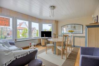 Dit verzorgde en instapklare appartement is centraal gelegen, op wandelafstand van het strand, gezellige restaurants en leuke winkels. Dankzij de nabijheid van de Houtsaegerduinen en het bruisende centrum van De Panne geniet je hier van zowel rust als levendigheid.<br /> <br />De lichtrijke woonkamer met warme parketvloer straalt meteen een huiselijke sfeer uit en sluit naadloos aan op de open, volledig ingerichte keuken met combi-oven en vaatwasser – ideaal voor wie houdt van comfort en gemak. De vernieuwde badkamer beschikt over een moderne douche en toilet, en ook de twee slaapkamers zijn aangenaam en functioneel ingericht.<br />Een zonnig terras biedt een heerlijke buitenruimte om te genieten van elk vrij moment, en dankzij de recent vernieuwde cv-ketel en de gunstige EPC-score woon je hier niet alleen stijlvol,<br />maar ook energiezuinig.<br /><br />Een ideale opportuniteit voor wie op zoek is naar een tweede verblijf aan zee of een rendabele investering.<br /><br /><strong>TROEVEN :</strong><br />- Centrale ligging <br />- Gunstige EPC score <br />- Vernieuwde badkamer