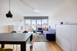 Dit lichtrijke appartement bevindt zich op de 5e verdieping en biedt een prachtig uitzicht over Leuven. Het appartement beschikt over een inkomhal, een apart toilet en een ruime leefruimte met een volledig ingerichte open keuken.<br /><br />Verder zijn er 2 slaapkamers, waarvan één toegang geeft tot een balkon. De badkamer is uitgerust met een bad met douchefunctie en een lavabo.<br />Er is nog een praktische berging met aansluiting voor een wasmachine/droogkast. <br /><br />De ligging vormt een extra troef: het appartement bevindt zich dicht bij de autosnelweg, het UZ Leuven en het station. Bovendien ligt het centrum van Leuven op wandelafstand, waardoor winkels, horeca en andere voorzieningen vlot bereikbaar zijn.<br /><br />Naast de maandelijkse huurprijs van het appartement wordt de ruime garage verplicht mee gehuurd voor € 75 per maand. De gemeenschappelijke kosten bedragen € 120 per maand. Daarnaast wordt een voorschot van € 75 per maand voor de nutsvoorzieningen aangerekend.<br /><br />Het appartement kan bemeubeld gehuurd worden.<br /><br />Onmiddellijk beschikbaar! <br /><br />Wenst u dit pand te bezoeken, contacteer ons!