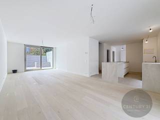 Deze woning is gelegen vlak aan de groentemarkt te Knokke (gemeenteplein) <br />In een klein straatje waar nauwelijks doorgaand verkeer komt. <br />Vlak bij station tram / trein - Lippenslaan - wandelafstand Zeedijk - ... <br /><br />De indeling is als volgt: inkomhal met berging/vestiaire, gastentoilet, ruime woonkamer met open volledig ingerichte keuken, extra berging, terras - op het verdiep zijn 3 slaapkamers, 2 badkamers. <br /><br />Mogelijkheid tot aankoop ondergrondse parking en bergingen. <br /><br />VERKOOP ONDER BTW-STELSEL