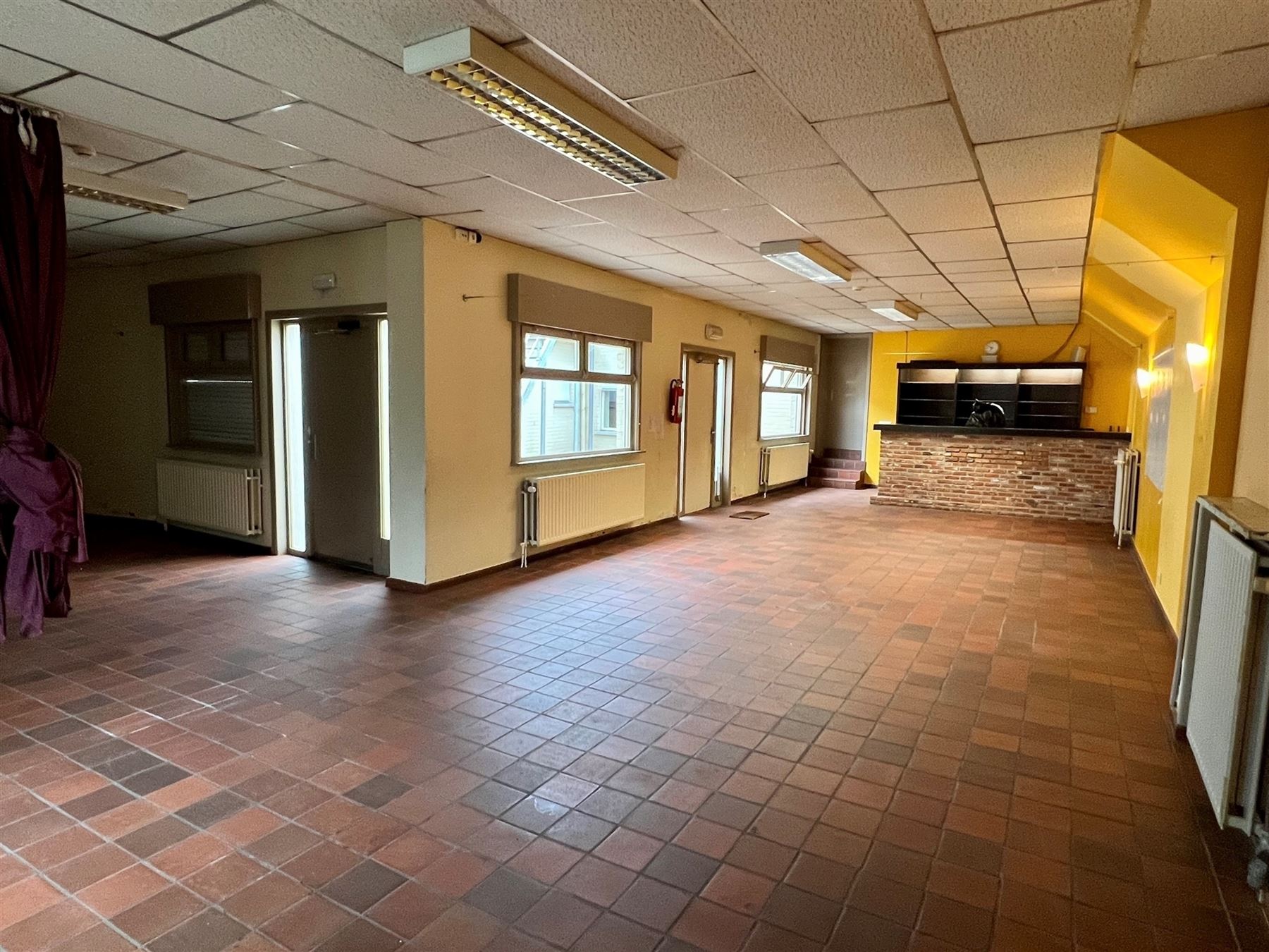 Veelzijdig en ruim commercieel pand met woonst - foto 4