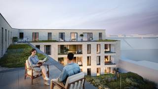 Gevelmetselwerken volop bezig! <br />Residentie Promenade staat voor modern wooncomfort in de charmante gemeente Deerlijk, waar een dorpsgevoel hand in hand gaat met een centrale ligging. De vlotte verbindingen naar steden zoals Kortrijk en Waregem, de nabijheid van recreatiedomein De Gavers, de gezellige buurtwinkels en eetgelegenheden maken van Deerlijk de ideale thuisbasis. Alles wat je nodig hebt is er te vinden, vaak op wandelafstand. <br /><br />In dit project heb je keuze tussen appartementen met 1, 2 of 3 slaapkamers. De appartementen beschikken steeds over een groot terras. Op het gelijkvloers is er een handelsruimte voorzien. In de grote ondergrondse verdieping bevinden zich de autostaanplaatsen, garageboxen, bergingen en fietsenstalling. Alle bewoners kunnen genieten van een groene binnentuin, een leuke extra voor wie op zoek is naar een aangename woonomgeving.<br /><br />De appartementen worden in detail afgewerkt met hoogwaardige materialen en voldoen aan de hedendaagse comforteisen, met veel aandacht voor thermische en akoestische isolatie. Er is overal vloerverwarming en vraaggestuurde ventilatie zorgt voor een gezond klimaat in huis. Met een E-peil van max. 20 doen de appartementen beter dan de norm. Zo zijn de appartementen uitgerust met zonnepanelen, warmtepompen, hoogrendementsglas en ventilatiesysteem D met warmterecuperatie. <br /><br />Volledig aanbod: www.promenadedeerlijk.be<br />Wil jij hier graag wonen? Maak dan snel een afspraak via ben@eribo.be of 0488/942.643.