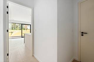 Dit appartement maakt deel uit van een nieuwbouwproject met 11 appartementen en combineert hedendaags wooncomfort met een uitstekende ligging in Grimbergen. Dankzij de mogelijkheid tot aankoop aan 6% btw vormt dit een interessante opportuniteit voor zowel eigen bewoning als investering. Het appartement beschikt over een doordachte indeling met veel aandacht voor licht en leefruimte. Bovendien zorgen de privatieve terrassen en tuinen samen met de ruime gemeenschappelijke tuin voor een aangename buitenbeleving. De centrale ligging biedt een vlotte verbinding naar winkels, openbaar vervoer en belangrijke invalswegen.<br /><br />Belangrijkste ruimtes:<br />• Lichtrijke woonkamer met open leefruimte<br />• Open keuken met moderne indeling en praktische aansluitingen<br />• Terras en/of privatieve tuin voor extra buitenruimte<br />• Ruime gemeenschappelijke tuin toegankelijk voor bewoners<br />• Kelder en staanplaats aanwezig <br /><br />Troeven:<br />• Nieuwbouwproject met 11 moderne appartementen<br />• Mogelijkheid tot aankoop aan 6% btw<br />• Centrale ligging met terrassen, tuinen en gemeenschappelijke tuin<br /><br />Neem vandaag nog contact op met je ERA-makelaar voor meer informatie of een bezoek.<br /><br />JOUW DROOMAPPARTEMENT. ZO GEVONDEN!