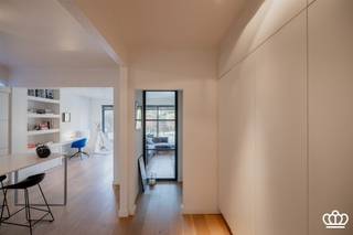 <p><span>! OPEN HUIS - ZATERDAG 21/02 VAN 14U-16U !</span></p><p><span>Welkom, zonder inschrijving</span></p><p><span> </span></p><p><span>Stijlvol wonen in het hart van Kapellen! <br />Instapklare, volledig gerenoveerde woning met vier ruime slaapkamers en een zonnige tuin.</span></p><p><span><br />INDELING</span></p><p><span> </span></p><p><span>Gelijkvloers</span></p><p><span>Via de inkomhal op trendy authentieke tegelvloer bereikt u het gastentoilet met handenwasser en de ingebouwde vestiairekasten. De hal geeft toegang tot de lichtrijke leefruimte op parket, ingedeeld in een zithoek met mooi zicht op het verhoogde terras en de tuin, een eethoek, een bureauhoek en een strakke open keuken. De keuken met kookeiland is uitgerust met hoogwaardige toestellen, waaronder een inductiekookplaat met dampkap, vaatwasser, dubbele spoelbak, koelkast, diepvriezer, oven en microgolfoven.</span></p><p><span> </span></p><p><span>Eerste</span><span> </span><span>verdieping</span></p><p><span>Een witgeschilderde houten trap leidt naar de eerste verdieping, eveneens afgewerkt op parket. Hier bevindt zich de moderne badkamer op tegelvloer, voorzien van een toilet, ligbad met douchescherm en dubbele wastafel. Verder zijn er twee slaapkamers (ca. 21 m² en 14 m²) op parket, waarvan één momenteel is ingericht als dressing. Op deze verdieping bevindt zich ook de praktische wasplaats met lavabo en aansluitingen voor wasmachine en droogkast.</span></p><p><span> </span></p><p><span>Tweede verdieping</span></p><p><span>Via dezelfde trap bereikt u de tweede verdieping, met nog twee slaapkamers (ca. 26 m² en 14 m²) op vinyl, waaronder een ruime masterbedroom met ruimte voor een dressing. Daarnaast is er een aparte bergruimte met de recente cv-ketel op aardgas. </span></p><p><span> </span></p><p><span>Kelder</span></p><p><span>De woning beschikt over zowel een kelder als een kruipruimte. </span></p><p><span> </span></p><p><span>Tuin</span></p><p><span>Vooraan bevindt zich een aangelegde voortuin; achteraan een open verhoogd terras, waardoor u een aangenaam dieptezicht heeft op de mooi aangelegde tuin.</span></p><p><span> </span></p><p><span>Bijzonderheden</span></p><p><span>- Centrale ligging nabij het centrum van Kapellen, winkels, horeca, scholen en openbaar vervoer</span></p><p><span>- Volledig gestript en gerenoveerd in 2013 met duurzame en kwalitatieve materialen, instapklaar</span></p><p><span>- Verdere vernieuwingen tussen 2022 en 2023: dak, ramen, badkamer, CV-ketel,...</span></p><p><span>- Elektriciteit conform</span></p><p><span>- Asbestvrij</span></p><p><span>- Zonnige zuidwest-georiënteerde en mooi aangelegde tuin </span></p><p><span>- Veel parkeergelegenheid voor de deur</span></p><p><span> </span></p>