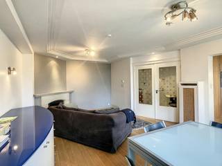 Dit instapklaar appartement bevindt zich op een ideale locatie te Kortrijk, nabij het Groeningepark en het Stadspark 't Plein alsook op wandelafstand van alle nodige faciliteiten.<br /><br />Indeling van het appartement: <br />inkomhal - gastentoilet - berging met aanwezigheid van wasmachine - leefruimte - geïnstalleerde keuken - slaapkamer 1 met toegang tot het terras - slaapkamer 2 - badkamer (ligbad met douchemogelijkheid en lavabomeubel) - kelderberging.<br /><br />ALGEMEEN:<br />-De ligging is perfect<br />-Rustig met een park voor de deur<br />-Centrum Kortrijk en Delhaize op wandelafstand<br />-Op zéér korte afstand van R8 en vlotte bereikbaarheid van snelwegen in alle richtingen <br />- Gemeenschappelijke kosten: €70/maand<br /><br />Meer info of een bezoek? <br />Surf snel naar onze website www.dewaele.com