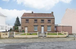 <span>+++ Molenstraat 245, Liedekerke +++<br /><br />Op zoek naar een woning die u volledig naar eigen smaak kan renoveren? Deze charmante woning is ideaal gelegen op wandelafstand van het station, scholen en winkels en biedt tal van mogelijkheden. De woning beschikt over een ruime leefruimte, bestaande uit een aparte living en eetkamer. Verder is er een aparte, geïnstalleerde keuken met aansluitend een bijkeuken en berging. Ernaast bevindt zich de badkamer uitgerust met een ligbad, lavabo en toilet. Op de verdieping bevinden zich 3 volwaardige slaapkamers. Daarnaast beschikt de woning over een garagebox wat zeker een extra troef is. Vooraan de woning bevindt zich een voortuin, ideaal als extra buitenruimte.<br />Een ideale opportuniteit voor wie op zoek is naar een woning met renovatiepotentieel op een uiterst centrale ligging. Zin om hier uw nieuwe thuis van te maken? Contacteer ons voor een bezoek via info@immoteam.be of 0478/059069</span>