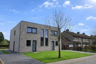 <p><span>In een rustige kindvriendelijke omgeving in Maasmechelen mogen we u 2 identiek afgewerkte nieuwbouwwoningen te koop aanbieden. Van hieruit is alles wat Maasmechelen te bieden heeft in een mum van tijd bereikbaar. De lagere school ligt op een boogscheut.</span></p><p><span> </span></p><p><span>Deze 2 halfopen bebouwingen zijn elkaars spiegelbeeld. De foto's zijn van de rechtse woning. </span></p><p><span> </span></p><p><span>Gelijkvloers is er de inkomhal met een gastentoilet. De woonkamer en keuken zijn één geheel. Van hieruit heeft u via het grote schuifraam rechtstreeks toegang tot de tuin. De keuken heeft alle comfort met een keramische kookplaat, afzuigkap, combi-oven, frigo en vaatwasmachine. Aansluitend is er de berging met alle technieken zoals de gaswandketel en het tegen het plafond netjes verborgen verluchtingsysteem.</span></p><p><span> </span></p><p><span>Op het eerste verdiep zijn er 3 slaapkamers, een apart toilet en de badkamer. Deze laatste heeft een inloopdouche en een badkamermeubel met dubbele wastafel.</span></p><p><span> </span></p><p><span>Doorheen de hele woning is er vloerverwarming op aardgas.</span></p><p><span> </span></p><p><span>Achteraan is er een gezellige tuin met een aangelegd terras dat aansluit op de woonst. Als buitenberging beschikt u over een tuinhuis. De beklinkering is reeds volledig gebeurd. De woningen worden verkocht onder het 21% BTW-stelsel. De berekening kan u in bijlage terugvinden.</span></p><p><span> </span></p><p><span>Wenst u meer info of wilt u ter plaatse gaan kijken dan kan u ons contacteren op het nummer 0484/35.67.65 of via mail naar Fabian@jemar.be.</span></p><p><span> </span></p><p><span> </span></p>
