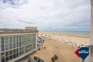 Ruim en verzorgd appartement met 1 slaapkamer in Residentie Monte Carlo. Het appartement is gelegen op de vijfde verdieping en geniet een topligging aan de zeedijk. Vanuit de living heeft u een mooi zijdelings zeezicht. Het appartement beschikt ook nog over een praktische linnenkamer op het 8ste verdiep, een privatieve kelder en een fietsenberging. Dankzij de centrale ligging bent u vlakbij winkels en openbaar vervoer, wat het comfort en de bereikbaarheid nog extra verhoogt. Interesse? Neem contact met ons op voor meer informatie of een bezichtiging.