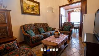 Ben je op zoek naar een woning met potentieel op een rustige locatie? Dan is deze woning in Oud-Vucht zeker een bezoek waard.<br />Gelegen in een rustige straat, omringd door groen en toch op slechts enkele minuten van winkels, scholen en andere voorzieningen. Hier woon je landelijk, zonder in te boeten aan bereikbaarheid.<br /><br />Troeven van de woning:<br />✔ 3 slaapkamers<br />✔ Vernieuwde badkamer<br />✔ Garage achter de woning<br />✔ Tuin <br />✔ Perceel van 3are<br />✔ Rustige ligging in het groene Oud-Vucht<br />✔ Winkels en voorzieningen vlakbij<br /><br />Extra praktisch<br />Hoewel het om een gesloten bebouwing gaat, beschikt de woning over een achterliggende servitudeweg. Hierdoor zijn de garage en tuin ook langs achter bereikbaar.<br />🏠 Woning → 🛤️ Servitudeweg → 🚗 Garage → 🌳 Tuin<br /><br />Ideaal voor fietsen, tuinmateriaal of om eenvoudig de garage te bereiken.<br /><br />De woning kan op verschillende vlakken verder gemoderniseerd worden, maar biedt een mooie basis voor starters, jonge gezinnen of handige renovatoren die graag hun eigen verhaal schrijven.<br /><br />Een rustige woonomgeving, veel groen in de buurt én toch alles binnen handbereik. Dat maakt wonen in Oud-Vucht zo aangenaam.<br /><br />📞 Interesse? Neem gerust contact op voor een bezoek. Misschien ontdek je hier wel jouw nieuwe thuis. 💙🏡