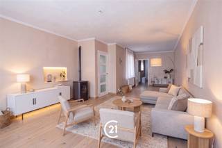 <p>Bent u op zoek naar een woning met 3 slaapkamers en een aangename buitenruimte in Gent? Dan is deze woning precies wat u zoekt.</p><p>Deze woning is gelegen aan de Rooigemlaan in Gent, op een centrale en vlot bereikbare locatie nabij het stadscentrum. In de onmiddellijke omgeving vindt u diverse winkels, scholen, openbaar vervoer en andere dagelijkse voorzieningen. Dankzij de nabijheid van belangrijke invalswegen en verschillende openbaarvervoersverbindingen geniet u van een uitstekende bereikbaarheid, zowel met de wagen als met de fiets en het openbaar vervoer. Bovendien bevinden alle troeven van het bruisende stadscentrum zich op korte afstand.</p><p>Indeling:<br />GLV:Via de inkomhal betreedt u de woning en bereikt u de ruime leefruimte en keuken. Vanuit de keuken heeft u toegang tot de badkamer. Zowel via de leefruimte als de keuken bereikt u de aangename buitenruimte, ideaal om in alle rust te genieten. Daarnaast beschikt de woning over een praktische kelder.<br />1steV: Via de trap bereikt u de nachthal, die toegang biedt tot twee slaapkamers.<br />2deV:Op de tweede verdieping bevindt zich de derde en tevens grootste slaapkamer, die tal van mogelijkheden biedt.</p><p>Deze woning vormt een interessante opportuniteit voor starters, gezinnen of investeerders die op zoek zijn naar een woning met buitenruimte op een centrale locatie in Gent.</p><p>Interesse? Contacteer ons gerust voor meer informatie of om een bezoek in te plannen.</p>