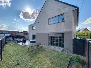 Centraal gelegen woning op wandelafstand van scholen, winkels en openbaar vervoer. De woning omvat een inkomhal met vestiaire, gezellige...