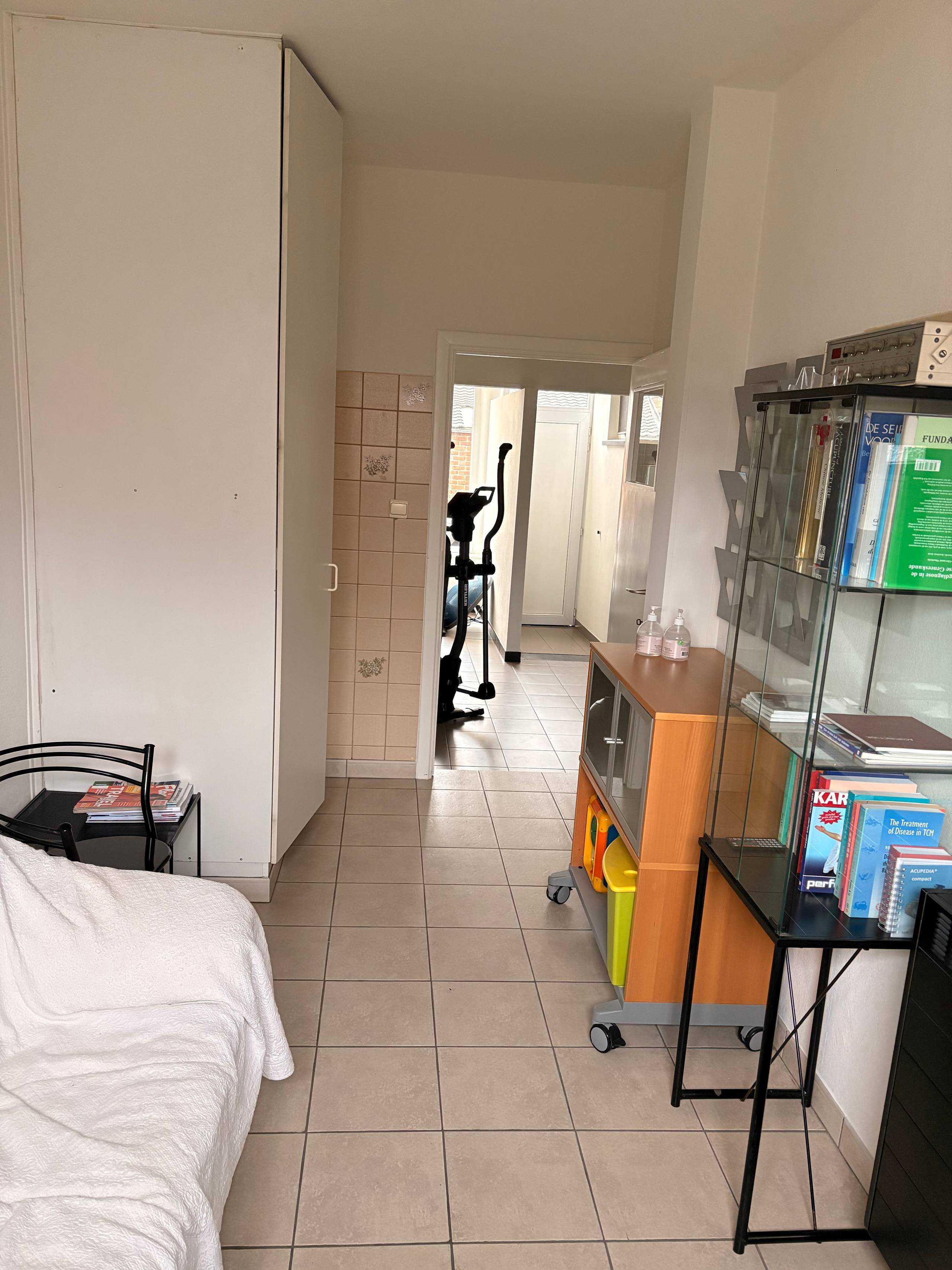 Gelijkvloerse praktijkruimte met potentieel tot éénslaapkamerappartement en privé autostaanplaats - foto 4