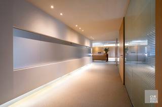 INDELINGDit kantoor bevindt zich volledig gelijkvloers en voorziet: een inkomhal, lobby/ontvangstruimte, vier burelen, berging met kluis,...