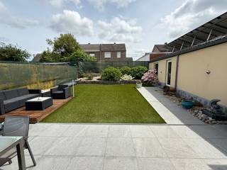 <p><span>Deze prachtig onderhouden woning is werkelijk instapklaar en energetisch volledig up-to-date gebracht met vernieuwde ramen, dakisolatie, lucht-lucht warmtepompen en zelfs een thuisbatterij. Ze werd met veel liefde aangekleed en in ere gehouden door de huidige eigenaars. Er is een leuke, zonnige, onderhoudsvriendelijke tuin waar genieten troef is. De garage is groot genoeg voor 2 wagens (achter elkaar) en tevens is er nog een grote tuinberging achteraan. De woning zelf heeft een ruime living met haard en een knappe, volledig uitgeruste keuken (met zelfs een Quooker-kraan!) die beiden uitgeven op een aangename veranda. De inkomhal is voorzien van een gastentoilet. Daaraan aansluitend is er een handige wasberging. Boven zijn er 2 grote en 1 kinderkamer en een badkamer met bad en toilet. Op zolder werd nog een vierde slaapkamer afgewerkt. Een parel!!</span></p>