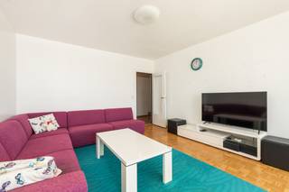 uim appartement op Linkeroever met prachtig zicht op de Schelde en de Antwerpse skyline.
<p>Dit appartement aan de Gloriantlaan combineert een rustige ligging op Linkeroever met een vlotte verbinding naar het centrum van Antwerpen, de voetgangerstunnel, openbaar vervoer en verschillende recreatiegebieden langs de Schelde. Vanuit de leefruimte geniet u van een weids uitzicht op het water en de skyline van Antwerpen, wat elke dag een uniek woongevoel creëert. Met twee ruime slaapkamers en een royale woonkamer biedt dit appartement veel comfort, natuurlijke lichtinval en aangename leefruimte. De praktische indeling en de centrale ligging maken dit appartement bijzonder interessant voor wie comfortabel wil wonen nabij stad en natuur.</p>
<p>Belangrijkste ruimtes:<br />• Ruime living met veel lichtinval en prachtig uitzicht over de Schelde en de Antwerpse skyline<br />• Keuken voorzien van gaskookplaat, dampkap en enkele spoelbak<br />• Twee ruime slaapkamers met aangenaam natuurlijk licht<br />• Badkamer met ligbad<br />• Apart toilet met handenwasser</p>
<p>Troeven:<br />• Panoramisch zicht op de Schelde en de Antwerpse skyline<br />• Twee ruime slaapkamers en royale leefruimte<br />• Rustige ligging op Linkeroever met snelle verbinding naar het centrum en openbaar vervoer</p>
<p>Neem vandaag nog contact op met je ERA-makelaar voor een bezoek. JOUW DROOMAPPARTEMENT. ZO GEVONDEN!</p>