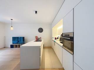 Gelegen in de prestigieuze wijk <strong>Nieuw Zuid</strong>, biedt dit nieuwbouwappartement, gelegen aan het groenrijke park, het <strong>perfecte evenwicht</strong> tussen stadsleven, cultuur en natuur. Hier geniet je van restaurants, koffiebars, kunstgalerijen én de prachtige Scheldekaaien. Liever natuur en rust? Ontspan in de uitgestrekte Hobokense Polder, op enkele minuten van uw deur of neem de boot naar Linkeroever.<br /><br /><strong>Indeling:</strong> Het appartement bevindt zicht op de 1ste verdieping van het 5-tellend verdiepingen gebouw. Het beschikt over 2 slaapkamers, aan de rechterzijde. Aan de linkerzijde van het appartement bevindt zich de lichtrijke leefruimte met open keuken. De badkamer heeft een inloopdouche en dubbele lavabo. Apart toilet.<br /> <br /><strong>Bijzonderheden:</strong>
<ul>
	<li>Het appartement is volledig instapklaar met hoogwaardige afwerking. </li>
	<li>Tevens is er een gemeenschappelijke fietsenstalling met fietslift en automatische toegangsdeur. </li>
	<li>De provisie bedraagt €</li>
	<li>Parkeerplaats in het gebouw mogelijk bij te huren voor 135€/maand.</li>
	<li>Energieklasse A</li>
	<li>Beschikbaar vanaf 1 november 2026.</li>
</ul>