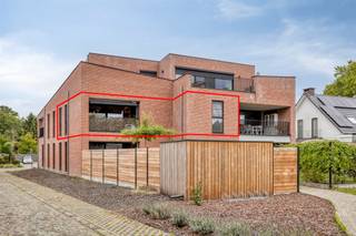 <p><span>Recent 1-slaapkamerappartement gelegen te Bevel aan de Nijlensesteenweg 36 bus 102, in Residentie “Cécil”, met terras, carport en autostaanplaats.</span></p><h3><span>Eerste verdieping</span></h3><ul><li><span>Inkomhal</span></li><li><span>Leefruimte met open keuken</span></li><li><span>Berging</span></li><li><span>Afzonderlijk toilet</span></li><li><span>Badkamer</span></li><li><span>Slaapkamer</span></li><li><span>Terras (±10,6m²)</span></li><li><span>Netto oppervlakte appartement: ±81m²</span> </li></ul><h3><span>Aanhorigheden</span></h3><ul><li><span>1 carport inbegrepen in de vraagprijs</span></li><li><span>1 autostaanplaats inbegrepen in de vraagprijs</span></li><li><span>Mogelijkheid tot aankoop van een tweede autostaanplaats voor €10.000</span></li><li><span>Gemeenschappelijke fietsenberging</span></li><li><span>Lift aanwezig</span></li></ul><h3><span>Algemene info</span></h3><ul><li><span>Recent appartementsgebouw / nieuwbouw</span></li><li><span>Verwarming via <strong>lucht-waterwarmtepomp</strong></span></li><li><span><strong>Vloerverwarming</strong></span></li><li><span>Ventilatiesysteem</span></li><li><span>Zonnepanelen</span></li><li><span>Energieprestatie: <strong>31,91 kWh/m²/jaar</strong></span></li><li><span>Elektrische installatie conform</span></li><li><span>Isolerende beglazing</span></li><li><span>Plat dak</span></li><li><span>P-score: <strong>A</strong></span></li><li><span>G-score: <strong>A</strong></span></li><li><span>Stedenbouwkundige bestemming: <strong>woongebied</strong></span></li><li><span>Omgevingsvergunning voor meergezinswoning verleend op <strong>29/04/2021</strong></span></li><li><span>Afgewerkt met kwalitatieve & duurzame materialen </span></li></ul>