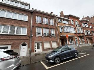 Dit appartement bevindt zich op de derde verdieping van een kleinschalig gebouw zonder lift. De lichtrijke leefruimte van ongeveer 32 m² geeft toegang tot een aangenaam terras en sluit aan op een open, semi-ingerichte keuken. De slaapkamer van 14 m² biedt voldoende ruimte en comfort. Daarnaast is er een bergruimte voorzien voor een wasmachine. De badkamer van 3,2 m² is uitgerust met een douche, toilet en lavabo. Via een trap bereikt u de zolderkamer van 9 m², voorzien van een velux-dakraam en een kleine lavabo, ideaal als bureau, dressing of hobbyruimte. Er werd recent een nieuwe individuele gasketel geplaatst. Het appartement beschikt over een individuele elektriciteitsmeter en een tussenteller voor het verbruik van het water (provisie van 25€ per maand). Onmiddellijk beschikbaar.
