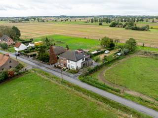 <p>Als je droomt van wonen in het groen, met weidse vergezichten en alle ruimte om van een woning écht jouw thuis te maken… Dan is deze halfopen bebouwing beslist het ontdekken waard.</p>
<p></p>
<p>Gelegen in een bijzonder rustige en landelijke omgeving, tussen de open velden, geniet je hier van prachtige verre zichten en een heerlijk gevoel van ruimte. En toch blijft het centrum van Aalter vlot bereikbaar. Het beste van twee werelden dus: buiten wonen, zonder afgelegen te zijn.</p>
<p></p>
<p>De woning dient gerenoveerd te worden en biedt daardoor heel wat mogelijkheden om ze volledig naar eigen smaak en behoeften in te richten. De indeling omvat momenteel een leefruimte, aparte eetruimte, keuken en een aangename veranda die een mooie verbinding vormt met de tuin en de omgeving.</p>
<p></p>
<p>Op het gelijkvloers vind je de eerste slaapkamer en de badkamer. Op de eerste verdieping zijn er nog eens drie slaapkamers te ontdekken. Bovendien biedt de ruime zolder de mogelijkheid om na afwerking een vijfde slaapkamer, hobbyruimte of extra polyvalente ruimte te creëren.</p>
<p></p>
<p>Ook buiten is er heel wat potentieel. Het perceel is maar liefst 966 m² groot en voelt door de aanpalende open velden en weidse zichten zelfs nog ruimer aan. Een ideale plek voor wie houdt van rust, groen en buitenruimte.</p>
<p></p>
<p>Daarnaast beschikt de woning over een afzonderlijke garage met aansluitende hobbyruimte, wat extra mogelijkheden biedt voor wie graag klust of gewoon nood heeft aan praktische bergruimte.</p>
<p></p>
<p>Goed om te weten: de ramen werden reeds vernieuwd en zijn uitgevoerd in PVC met dubbele beglazing. De woning beschikt momenteel nog niet over centrale verwarming en vraagt een renovatie.</p>
<p>Maar net daarin schuilt de charme: een woning met karakter, ruimte en mogelijkheden, die wacht op iemand met een visie.</p>
<p></p>
<p>Een eigen stukje buitengebied op 966 m², met vier slaapkamers, mogelijkheid tot een vijfde én weidse zichten.</p>
<p></p>
<p>En misschien nog het mooiste: wonen op ‘den buiten’ hoeft niet onbereikbaar te zijn.</p>
<p></p>
<p>Deze woning biedt de mogelijkheid om voor een haalbaar budget een ruime woning te verwerven en ze stap voor stap om te vormen tot jouw ideale thuis.</p>