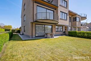 <p><span>Dit luxe appartement in de Koning Leopold III-laan, een van de meest prestigieuze buurten in Kortrijk is een uitzonderlijke kans in een appartementsblok waar zelden iets te koop komt.  Het ruime appartement bevindt zich op het gelijkvloers waardoor het ook nog eens beschikt over een zeer leuke zonnige tuin.  Verder is er een zeer ruime leefruimte met aansluitend een uiterst luxueuze open keuken maar daarbij een ruime berging.  Er zijn 2 ruime slaapkamers aanwezig, een mooie badkamer met zowel bad als douche.  Alles is voor zien van ingebouwde airco en domotica.  Om de aanbieding compleet te maken is er een zijpoort naar de tuin, een eigen buiten parkeerplaats en een ondergrondse garage.  Dit is iets voor de snelle beslissers, dus bel snel naar 056/96.08.00 of mail naar <span>info@property-vastgoed.be</span></span><span> </span></p>