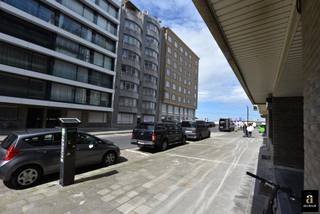 Gelijkvloerse studio op 50 meter van het strand, rustig gelegen in de Zwaluwenlaan – een brede zijstraat op wandelafstand van winkels en...