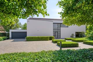 Aan de Diestersteenweg 188 in Nieuwerkerken vinden we deze uitzonderlijke villa, een oase van rust en ruimte op een prachtig perceel met...