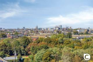 <p><span>Lichtrijk 2 slaapkamer appartement met airco en zicht op de Antwerpse skyline!</span></p><p><span>Dit ruim en instapklaar appartement telde origineel 3 slaapkamers (momenteel 2) en ligt op de 11</span><span><sup>de </sup></span><span>verdieping van een gebouw met centrale ligging. Winkels, parken, scholen, horeca, sportfaciliteiten, Antwerpen Stad, openbaar vervoer en invalswegen zijn slechts een boogscheut verwijderd. De uitzichten over het feeërieke Antwerpen zijn ronduit adembenemend, zowel overdag als 's avonds. De performante HR ramen en de warmtepomp van de airco's zorgen voor extra comfort alsook een gunstig EPC. Een ideale thuis én een slimme investering!</span></p><p><span>.</span></p><p><span>Inkomhal, leefruimte & keuken:</span></p><p><span>U betreedt het appartement via de aparte inkomhal met veiligheidsdeur, parlofoon, ingemaakte vestiaire en extra berging die ideaal is voor het kuisgerief. De leefruimte met airco ligt op authentieke blokjesparket en schittert dankzij het fenomenale uitzicht over de Antwerpse skyline. De voormalige derde slaapkamer werd toegevoegd aan de woonkamer zodoende deze een oppervlakte heeft van maar liefst 37m³. Uiteraard is het steeds mogelijk deze ingreep terug te draaien om een extra slaapkamer te bekomen. De geriefelijke keuken biedt veel werk- en opbergruimte en voorziet in kwalitatieve toestellen ("Miele" inductiefornuis met grote oven, dampkap, koelkast, vriezer, vaatwasser).</span></p><p><span> </span></p><p><span>Nachthal, slaapkamers, badkamer & toilet:</span></p><p><span>Via de nachthal bereikt u de eerste slaapkamer die een momenteel dienst doet als bureauruimte en ook de aansluitingen voor de wasmachine omvat. De omvangrijke master (13m²) is uitgerust met airco en een ingemaakte kast. Slapen en ontwaken doet u ten allen tijde vergezeld van een betoverend uitzicht. De onderhoudsvriendelijke badkamer is geheel betegeld en voorziet in een modern wasmeubel met bijhorende spiegel- en hangkast en een inloop-/regendouche als kers op de taart. Het toilet is apart.</span></p><p><span> </span></p><p><span>Terras & kelder:</span></p><p><span>Op het terras kan je bekomen van de dagelijkse drukte en wordt de voeling met het geweldige stadsleven nog meer uitvergroot. Daar het terras inpandig is kan je hier ook bij minder goed weer volop genieten. De privatieve kelderberging is inbegrepen.</span></p><p><span> </span></p><p><span>Extra troeven:</span></p><p><span>- Toplocatie</span></p><p><span>- 91m² cfr EPC</span></p><p><span>- EPC B</span></p><p><span>- HR ramen</span></p><p><span>- 2 Airco's</span></p><p><span>- Mogelijkheid 3e slaapkamer</span></p><p><span>- Fenomenaal uitzicht</span></p><p><span>- Terras</span></p><p><span>- Kelder</span></p><p><span>- Asbestveilig</span></p>