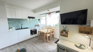 <p>Op slechts 800 meter van strand en zee, en vlak bij het commerciële centrum van <span><span>De Haan</span></span>, bevindt zich dit instapklare gelijkvloerse vakantieappartement met 1 slaapkamer, gelegen in de groene en rustige omgeving van Park Atlantis.</p>
<p>Het appartement werd volledig gerenoveerd in 2024 en is uitgerust met een lucht-lucht warmtepomp, die niet alleen energiezuinig verwarmt maar ook kan dienen als airconditioning – een absolute meerwaarde voor een zorgeloos verblijf, zomer én winter.</p>
<p>De indeling omvat een lichtrijke woonkamer met toegang tot een zonnig terras en open uitzicht, een geïnstalleerde open keuken, een aparte slaapkamer met tweepersoonsbed en een badkamer met douche, lavabo en toilet.</p>
<p>Park Atlantis biedt tal van extra troeven zoals gratis parkeergelegenheid, een gemeenschappelijke fietsenberging en diverse recreatiemogelijkheden (o.a. tennisvelden en speeltuintjes).</p>
<p>Kortom, een ideale uitvalsbasis voor wie op zoek is naar rust, comfort en de charme van de kust, op wandelafstand van zee en centrum.</p>