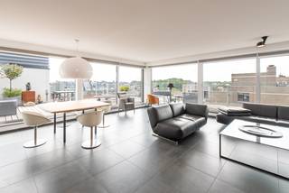 Welkom in dit stijlvolle en recente dakappartement op de zevende verdieping van de prestigieuze Residentie Queens I, ideaal gelegen vlak bij...