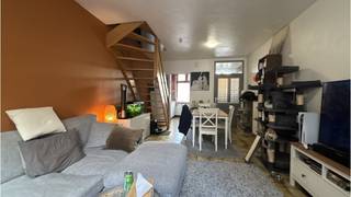 <strong>Vernieuwde karaktervolle woning</strong> met <strong>2 slaapkamers</strong> en <strong>stadsterrasje </strong>met een uitstekende ligging in het historisch centrum van <strong>Brugge</strong>.<br />Deze typisch Brugse woning vlakbij diverse winkels en de ring biedt de perfecte balans tussen Brugse authenticiteit en stedelijk gemak, met de vele modaliteiten die de Brugse binnenstad te bieden heeft op fiets- of wandelafstand!<br />+ <strong>Energielabel C!</strong><br />+ Geen renovatieplicht!<br />+ <strong>Asbestveilig!</strong><br />+ <strong>Conforme keuring elektriciteit!</strong><br />+ Uitstekende mobiscore  9,1 op 10!  <br />+ Thans verhuurd, dus ook interessant als vastgoedinvestering!<br />+ Conformiteitsattest aanwezig! <br />+ Mogelijkheid tot aankoop gelijkaardige aanpalende woning met huisnummer 146!<br /><br />Omvat een inkom, mooie living, keuken, 2 slaapkamers, badkamer met douche en voorziening wasmachine en een stadsterrasje met berging.<br />Vg,Wche,Gmo,Vkr,Gvv<br />P-score=B  G-score=B<br /><br />Bruikbare vloeroppervlakte  61 m²<br />Totale grondoppervlakte  56 m²
