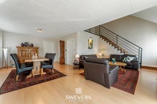 Voor meer info en foto’s, surf naar www.swevers.be – Op een centrale locatie in Maasmechelen vindt u deze instapklare duplex met een royale bewoonbare oppervlakte van 169 m². Het appartement werd gebouwd in 1997, verkeert in verzorgde staat en biedt een praktische indeling over twee verdiepingen.<br />Op de eerste verdieping ligt de lichtrijke leefruimte van circa 35 m², waar zit- en eetruimte mooi in elkaar overlopen. Aansluitend bevindt zich de keuken van ongeveer 16 m², met daarnaast een handige bijkeuken voor extra bergruimte en technische voorzieningen. Via deze zijde bereikt u het ruime dakterras van circa 45 m², ideaal voor een gezellige loungehoek, buitentafel of ontspannen zomeravonden.<br />De tweede verdieping is ingericht als slaapniveau en omvat drie volwaardige slaapkamers van ongeveer 24 m², 16 m² en 16 m². Deze kamers bieden tal van mogelijkheden als slaapkamer, bureau, dressing of hobbyruimte. De badkamer is voorzien van een toilet, lavabo, douche en ligbad. <br />Een bijkomende troef is de carport, waardoor u beschikt over een overdekte parkeerplaats vlak bij het appartement. Ook de ligging is uitstekend: winkels, scholen, openbaar vervoer en horeca bevinden zich op wandelafstand. De autosnelweg bereikt u op slechts 1 kilometer. Deze duplex combineert ruimte, licht, comfort en bereikbaarheid op een sterke locatie in Maasmechelen. Voor meer informatie, bel 011 255 155. Bron bewoonbare oppervlakte: EPC – verslag.