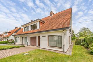 Deze woning is bijzonder goed gelegen aan de achterkant van het station en nabij vrije basisschool De Zonnebloem, het openbaar zwembad, de bibliotheek, sportfaciliteiten, een bakker en eet- en drankgelegenheden. Alles op wandelafstand! Toplocatie!<br /><br />Bestaande uit een inkomhal met een apart toilet, een lichtrijke leefruimte met zicht op de tuin, een ruime keuken met plaats voor een eettafel en een garage. Op de verdieping zijn 4 slaapkamers, een nachthal en een badkamer voorzien. Hierboven is een zolderruimte gelegen.<br /><br />De woning beschikt over een voortuin met een oprit en een doorgang met een poortje naar de tuin. De diepe tuin is een oase van rust en is aangelegd met een terras, een grasveld, een tuinberging en grenst achteraan aan andere tuinen. <br /><br />Indien u deze mooie woning graag bezoekt dan kan u mij steeds bereiken via arnaut@immojanstas.be of op 0495292080.<br /><br />Bijkomende info (EPC, bodemattest, elektriciteitsattest, enz...) kan U hier downloaden ↓