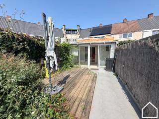 Welkom in de Velodroomstraat 46 te Ieper!<br /><br />Ligging<br /><br />Deze woning is rustig gelegen in een zijstraat van de Haiglaan, op wandelafstand van de bakker, beenhouwer, Delhaize, Brico, scholen en andere voorzieningen. Dankzij de achteruitweg bereikt u eenvoudig de garage die rechtstreeks aansluit op de tuin. De garage is optioneel aan te kopen voor € 35.000.<br /><br />Bekijk zeker onze vastgoedvideo via deze link https://youtube.com/shorts/lpVM7sisNVE?feature=share om een beter zicht te krijgen op de woning.<br /><br /><br />Algemeen<br /><br />Deze verzorgde woning beschikt over een lichtrijke leefruimte, twee badkamers, twee ruime slaapkamers, een geïsoleerde zolder en twee aangename tuinen.<br /><br />Indeling<br />Gelijkvloers<br /><br />Via de inkom komt u terecht in de ruime leefruimte met open, ingerichte keuken. Verder vindt u op het gelijkvloers een badkamer met douche, lavabo en toilet. De veranda geeft toegang tot het terras, de eerste tuin en het tuinhuis. Via een recht van doorgang bereikt u de tweede tuin en de ruime garage met elektrische sectionale poort en extra berging.<br /><br />Tussenverdieping<br /><br />Op de tussenverdieping bevindt zich een recent vernieuwde badkamer, uitgerust met een inloopdouche, ligbad en dubbel lavabomeubel.<br /><br />Eerste verdieping<br /><br />Hier bevinden zich twee ruime slaapkamers.<br /><br />Zolder<br /><br />De geïsoleerde zolder biedt extra opslagruimte en kan verder ingericht worden volgens uw noden.<br /><br />Kelder<br /><br />Droge kelder voorzien van een waterverzachter<br /><br />Troeven van deze woning<br /><br />Zonnepanelen met thuisbatterij<br />Rustige en centrale ligging<br />Achteruitweg met optionele garage<br />Centrale verwarming met condensatieketel op aardgas<br />EPC C (245 kwh/m²) - geen renovatieplicht<br /><br />Hebt u interesse in deze woning? Neem vandaag nog contact op met Frédéric en plan uw bezoek via 057/21.93.36 - verkoop@partnersinvastgoed.be<br /><br />Bent u van plan uw woning te verkopen? Contacteer Partners in Vastgoed voor een gratis en vrijblijvende schatting van uw eigendom.<br /><br /><br />