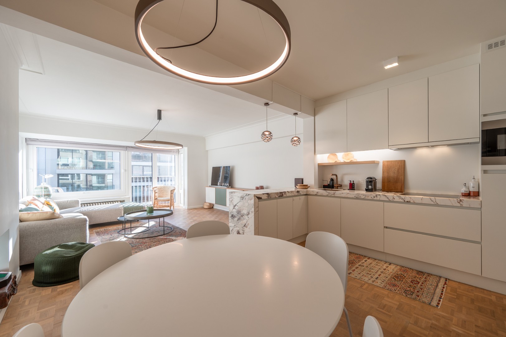 Prachtig gerenoveerd appartement met 2 slaapkamers op de Lippenslaan nabij de Zeedijk te Knokke. - foto 5