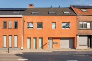 Op een uitstekende locatie te Heverlee presenteren we u dit ruime duplexappartement van 135 m², gebouwd in 2010 en voorzien van een EPC-label A. De perfecte uitvalsbasis naar Leuven en vlak aan op-en afrittencomplex E314/E40. Het appartement biedt een uitzonderlijke woonkwaliteit dankzij de royale leefruimtes, vier kamers, en een prachtig terras. Op de eerste verdieping bevindt zich de lichte en open leefzone, ingedeeld met een volledig geïnstalleerde keuken, eetplaats en zithoek. Vanuit deze leefruimte heeft u directe toegang tot het ruime terras van 19 m², waar u geniet van een heerlijk open zicht op het achterliggende groen. Verder vindt u op dit niveau een praktische wasplaats/berging en een apart toilet.<br />De bovenverdieping omvat vier kamers, waarvan één perfect kan dienen als bureau, dressing of extra opbergruimte. De badkamer is uitgerust met zowel ligbad als douche, en ook hier is een apart toilet aanwezig — een duidelijke meerwaarde voor gezinnen of wie graag extra comfort heeft. <br />Achteraan het gebouw beschikt u over een autostaanplaats, bereikbaar via een afgesloten doorgang, wat zorgt voor extra veiligheid en gebruiksgemak. <br />Dit duplexappartement combineert moderne afwerking, energiezuinigheid, ruimte en een groene woonomgeving. Het appartement is momenteel verhuurd. Interessant voor zowel eigen bewoning als vastgoedinvestering. info@covas.be // 016 40 60 20 // www.covas.be