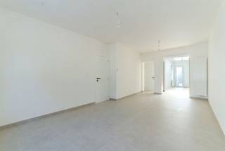 <p><strong>Fully renovated and energy-efficient home!</strong></p><p>This move-in-ready home was recently renovated from top to bottom and offers an ideal combination of comfort, energy efficiency, and an excellent location. Thanks to the large windows, the home enjoys plenty of natural light, creating a spacious and open feel.</p><p>During the renovation, absolutely everything was addressed: the home features new windows, new floors, a fully equipped kitchen with high-quality appliances, a modern bathroom, a new boiler, and a new roof. Both the roof and the walls were insulated, which, together with the EPC rating of B, contributes to an energy-efficient home. The electrical system is fully up to code, and the entire home has been freshly painted.</p><p>The layout includes a cozy living area, a modern kitchen, two full-sized bedrooms, and an extra room that’s perfect as an office, nursery, or walk-in closet. At the back is a pleasant little courtyard where you can enjoy some quiet time outdoors.</p><p>The central location is an added bonus. Just a one-minute walk from Bredabaan, shops, schools, restaurants, and public transportation are within easy reach, while the convenient connection to Antwerp and surrounding municipalities makes the daily commute a breeze.</p><p>An ideal home for anyone looking for a completely renovated, energy-efficient, and bright home that’s ready to move into immediately.<br /><br /> </p>