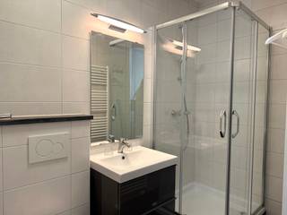 Ontdek deze charmante en lichtrijke studio op het gelijkvloers, gelegen in de Adriaan Brouwerstraat 29, in het hart van Antwerpen. De studio bevindt zich in een karaktervol gebouw met authentieke gevel en biedt een praktische combinatie van wonen, slapen en koken. Dankzij de open indeling, de hoge plafonds en de aangename lichtinval voelt de studio verrassend ruim aan. De ingerichte keuken en aparte badkamer zorgen voor het nodige wooncomfort op een uitstekende centrale locatie.<br /><br />GA NAAR WWW.DEBOERENPARTNERS.BE OM RECHTSTREEKS UW ONLINE AFSPRAAK IN TE PLANNEN<br /><br />Indeling:<br />Open leef- en slaapruimte<br />Ingerichte keuken<br />Aangename zithoek<br />Slaapgedeelte<br />Aparte badkamer met douche, lavabo en handdoekradiator<br /><br />De leefruimte vormt één open en praktisch geheel waarin het woon- en slaapgedeelte mooi gecombineerd worden. De studio is voorzien van een ingerichte keuken met onder andere kookplaat, oven, spoelbak en voldoende kastruimte. De zithoek biedt plaats voor een comfortabele zetel en maakt van de studio een gezellige woonomgeving.<br /><br />Achteraan bevindt zich het slaapgedeelte, dat op een natuurlijke manier aansluit op de rest van de studio. Dankzij de slimme indeling worden de verschillende functies van de ruimte duidelijk van elkaar gescheiden zonder het open karakter te verliezen.<br /><br />De aparte badkamer is volledig betegeld en verzorgd afgewerkt. Deze beschikt over een douche, lavabo met badkamermeubel, spiegel en handdoekradiator.<br /><br />Bijzonderheden:<br />EPC B<br />Vaste kosten: €230/maand inclusief provisie voor verwarming<br />Onmiddellijk beschikbaar<br />Mogelijkheid om meubels bij te huren aan €50/maand<br />Mogelijkheid om een staanplaats bij te huren aan €100/maand<br /><br />GA NAAR WWW.DEBOERENPARTNERS.BE OM RECHTSTREEKS UW ONLINE AFSPRAAK IN TE PLANNEN